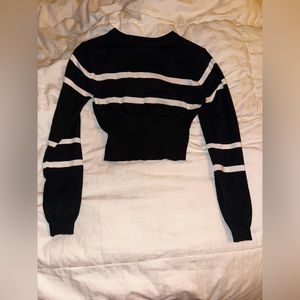 this is a sweater cropped shirt. great for casual-decent occasions! warm fit